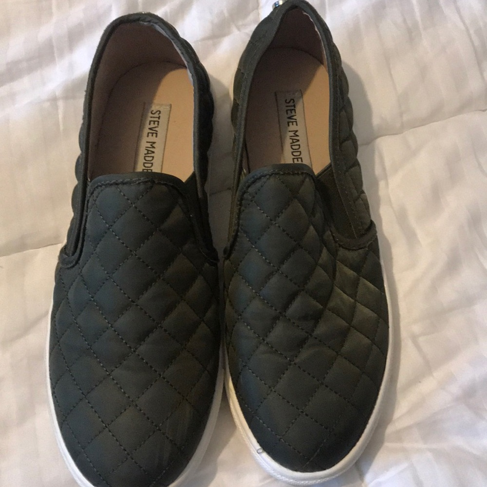 perfect condition Steve Madden slides!!!